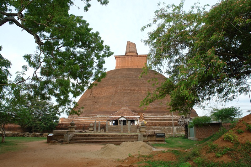 Старинный буддийский храм - Анурадхапура (antient buddist temple - first Sri-Lanka capital Anuradhapura)